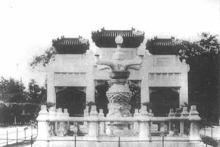 北京将克林德碑改名“公理战胜”。