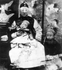清朝末代皇帝溥仪（宣统）宣布退位，延续两千多年的封建帝制结束。