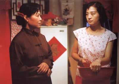《香魂女》和《喜宴》在第43届柏林电影节共获金熊奖。
